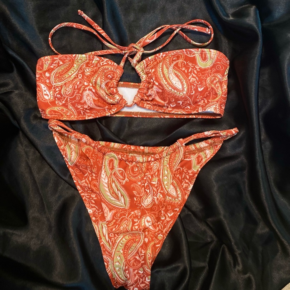 Bikini swimsuit bandana look